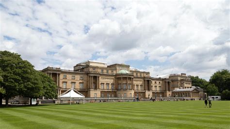 Buckingham Palace Garden opens its doors to visitors for the first time ...