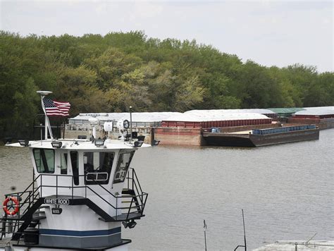 Flooding disrupts barge traffic on the Mississippi River | MPR News