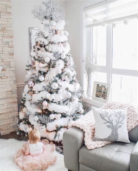 25 All-White Christmas Home Decor Ideas - DigsDigs