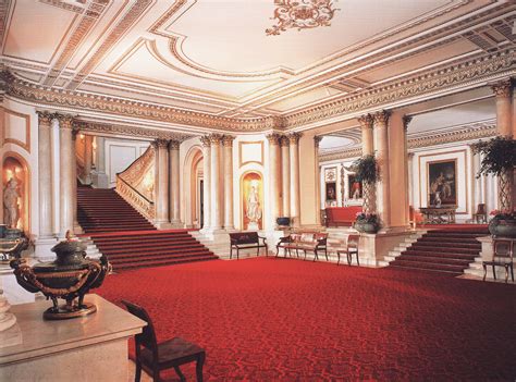 LONDON THE GRAND ENTRANCE BUCKINGHAM PALACE. WE GOT TO WALK DOWN STAIRS ...