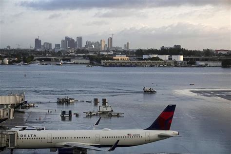 Florida mops up after floods close Fort Lauderdale airport