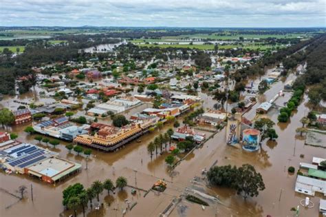 Victoria floods: Thousands of people in north of state told to evacuate ...