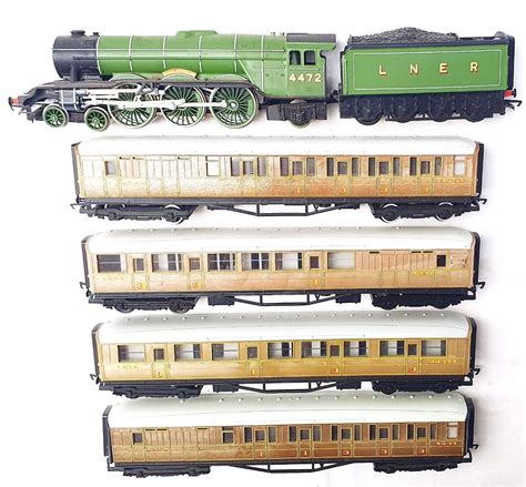 Triang Hornby OO FLYING SCOTSMAN STEAM LOCOMOTIVE + 4x COMPOSITE COACH ...