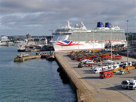 Southampton Docks, Quayside at Berth 40 © David Dixon cc-by-sa/2.0 ...