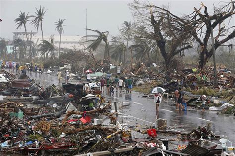 Super Typhoon Haiyan devastates Philippines: More than 10,000 dead ...