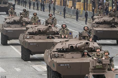 AMX-10RCR in the French Army's snazzy new paint scheme : r/TankPorn