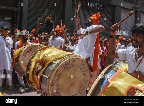 Dhol tasha pathak hi-res stock photography and images - Alamy