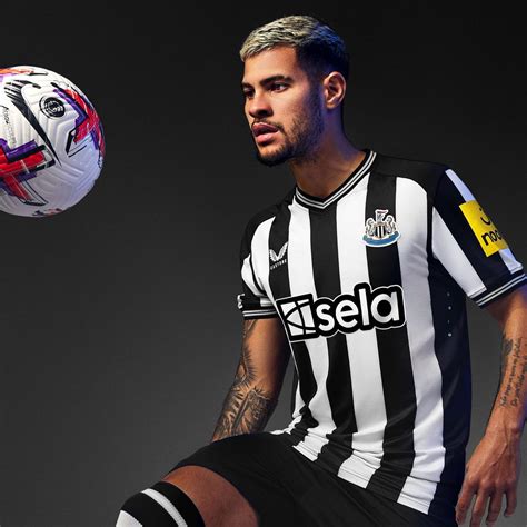 Newcastle United unveil new home kit - BBC Sport