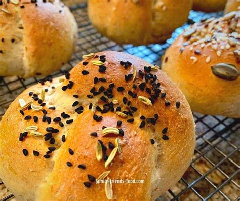 Challah rolls - with wholewheat and delicious seeds | Family-Friends-Food