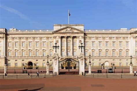 Buckingham Palace misses ethnic minority staff diversity target again ...