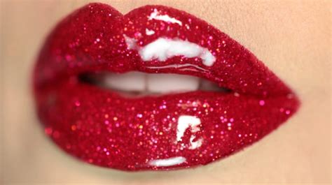 Sparkling Charm: Tutorials for Irresistible Glitter Lips