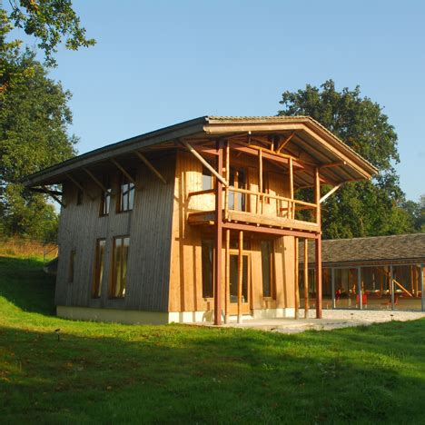 Bamboo House Designs In Farmhouse / Bamboo construction saves on energy ...