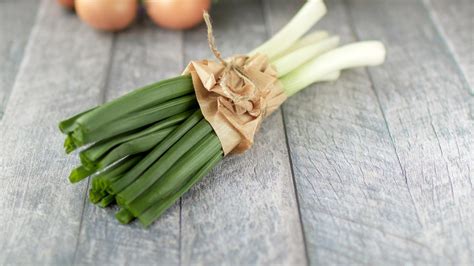 How to Store and Preserve Fresh Green Onions in the Fridge | KitchenVS