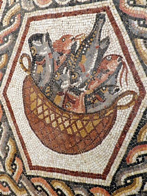 A basket of fish from the Lod Mosaic. | Mosaicos romanos, Mosaicos ...