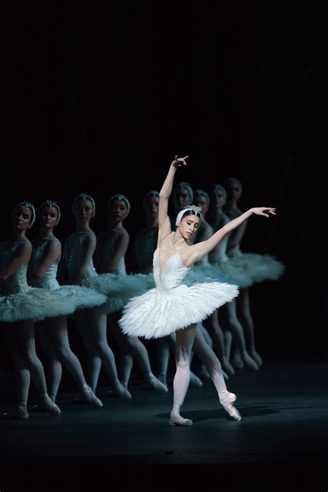 Yasmine Naghdi Interview: How A Royal Ballet Principal Dancer Is ...