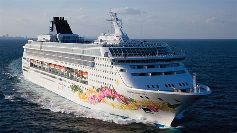 Norwegian Cruise Line customers booking early, spending more: Travel Weekly