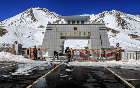 File:Pakistan China Border at khunjerab Pass.jpg - Wikimedia Commons