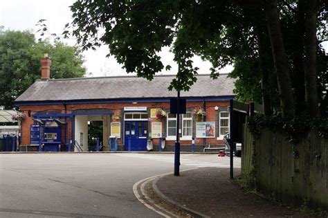 Warwick railway station in Warwickshire | englandrover.com