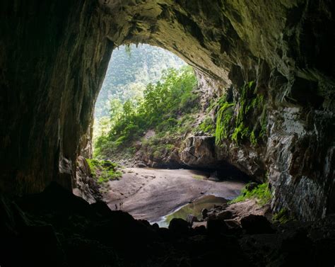 Stunning Images of the Biggest Cave in the World | 10 Magazine Korea