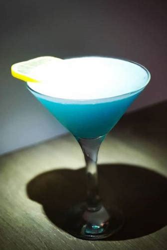 Blue Moon recipe ingredients - How to make a Blue Moon cocktail drink