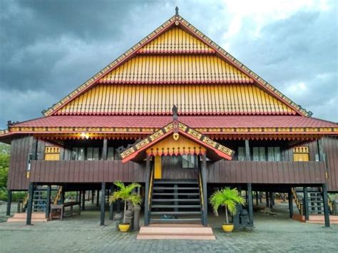 Rumah Adat Sulawesi Tenggara dan Ciri Khasnya (+Gambar)