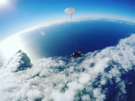 Skydiving in Oahu, Hawaii for my first tandem jump! Absolutely ...