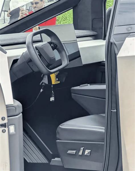 New footage gives best look yet at Tesla Cybertruck interior