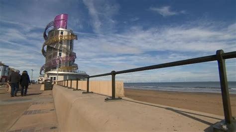 Redcar Beacon: Vertical pier's success questioned - BBC News