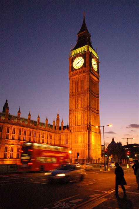 Big Ben (London) at night | Big ben, Nighttime walking, Night photography