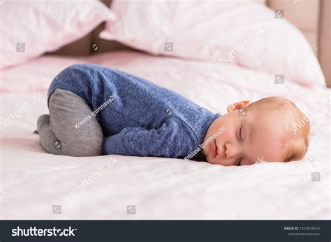 2,139 Funny sleeping position 图片、库存照片和矢量图 | Shutterstock