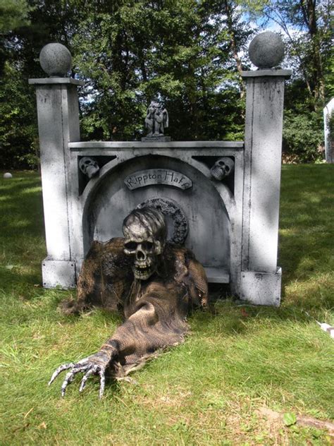 25 Freaky And Creepy Halloween Yard Decorations | House Design And Decor