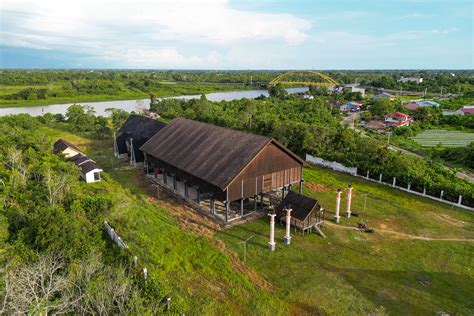 Rumah Adat Dayak di Kabupaten Ketapang – Siti Mustiani