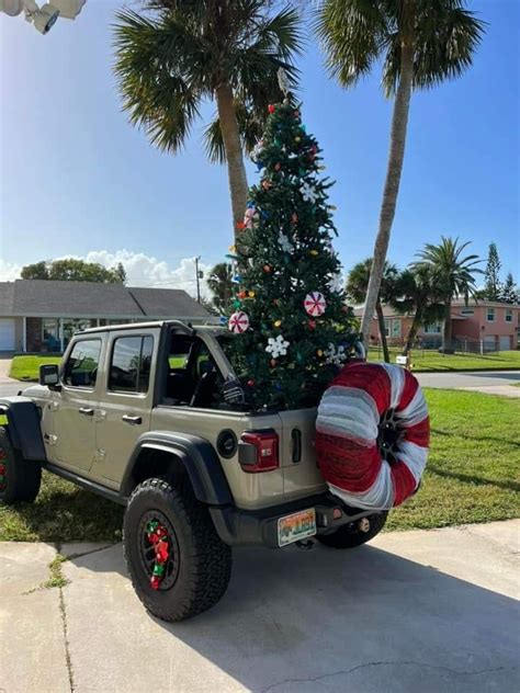 Pin by Nicole Ettien Carr on Christmas Jeep in 2023 | Christmas parade ...