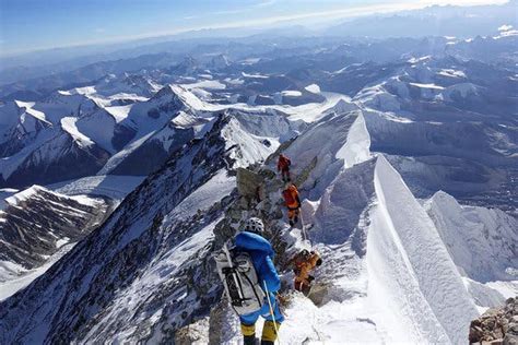 On Everest, a Trail of Old and Faulty Oxygen Equipment - The New York Times