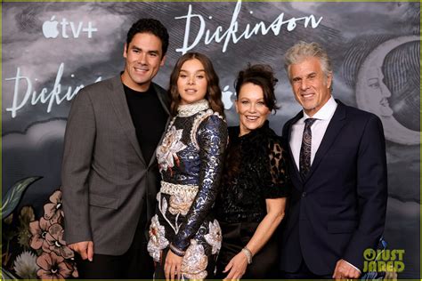 Full Sized Photo of hailee steinfeld brings her whole family to ...