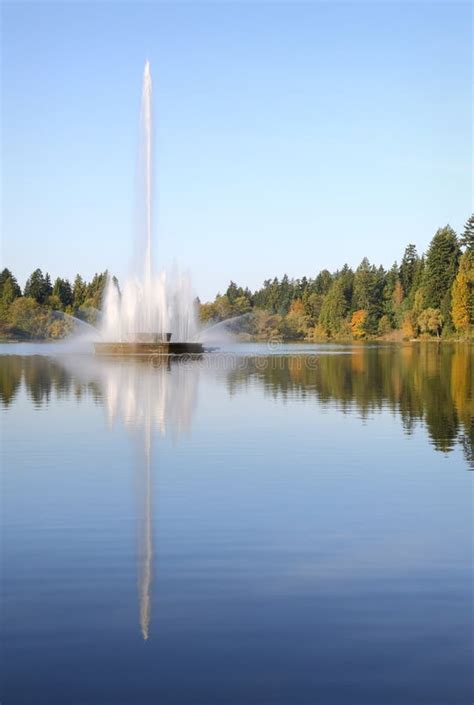 Stanley Park, Lost Lagoon Fountain, Vancouver Vert Stock Photo - Image ...