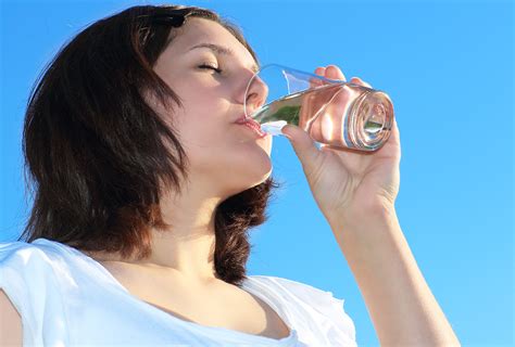 8 Benefits of Drinking Water: How Much to Drink Per Day?