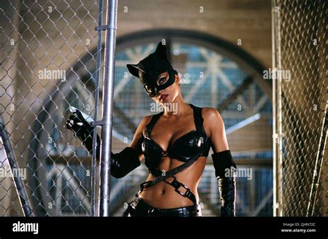 HALLE BERRY, CATWOMAN, 2004 Stock Photo - Alamy