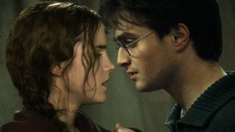 Hermione And Ron Kiss Deathly Hallows