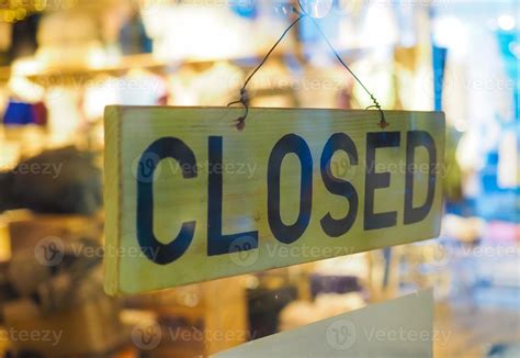 Closed shop sign 3377041 Stock Photo at Vecteezy