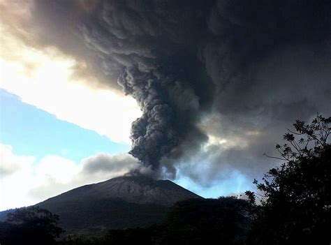 They monitor the Chaparrastique volcano in El Salvador before a ...