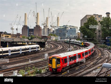 Gatwick express train hi-res stock photography and images - Alamy