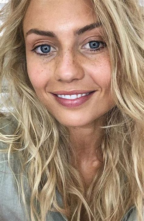 Elyse Knowles stuns in makeup-free selfie | photos