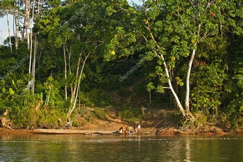 Pueblos indígenas locales no identificados junto al río Napo en la ...