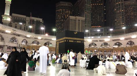 Sitting In Front Of Holy Kaaba At Night ♥ ᴴᴰ Beautiful view of Masjid ...