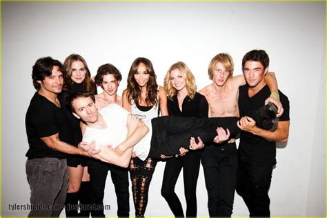 Revenge Cast & Tyler Sheilds | Revenge cast, Emily vancamp, Gabriel mann