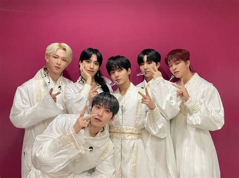 ONEUS Delivers Dazzling Performance of '月下美人: LUNA' | KpopStarz