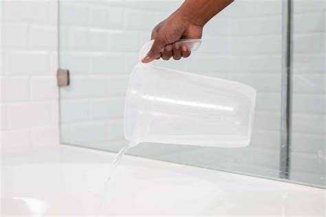 How to Refinish a Bathtub With a DIY Kit