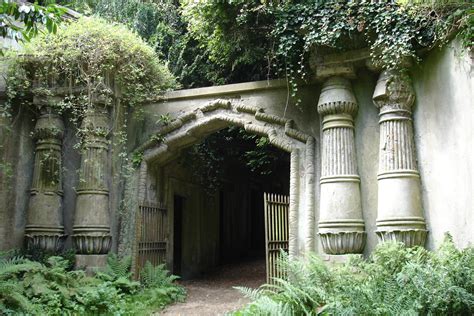 Highgate Cemetery | An Atmospheric Spot For A Stroll (No, Really)