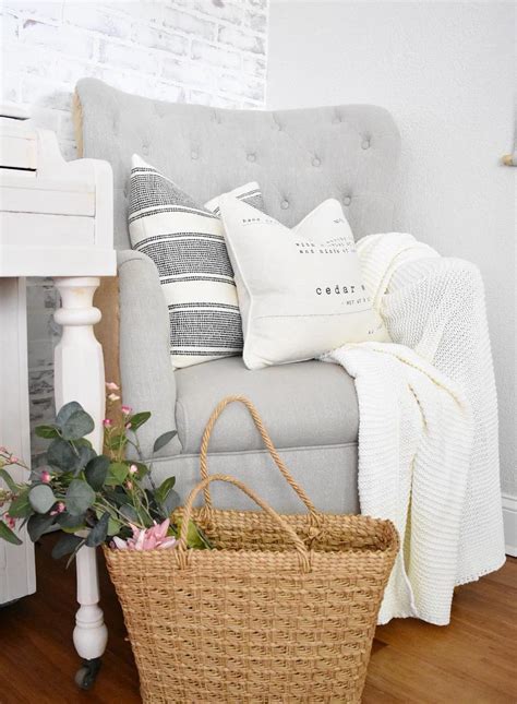 15 Farmhouse Throw Pillows for the Couch, Bed and more!